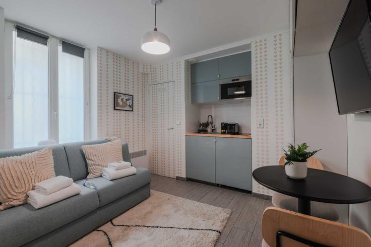 Sala de estar elegantemente projetada com móveis modernos em um apartamento no Building Rue Lechapelais - checkmyguest - 1350783 em 17th arrondissement, Paris