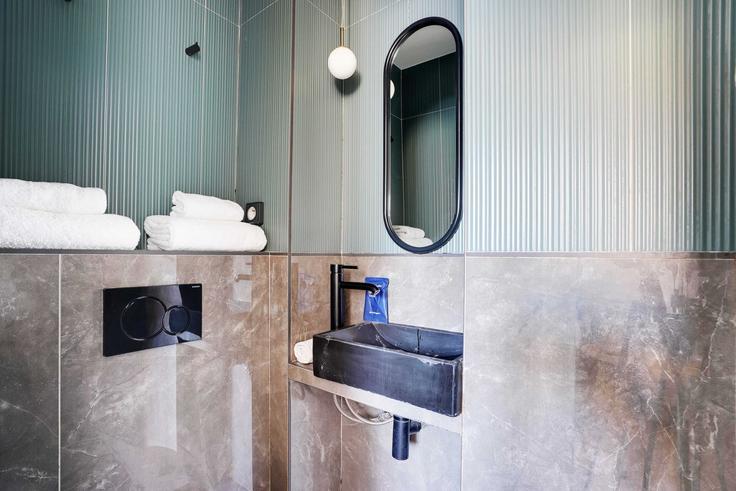 Paris 10th arrondissementのBuilding Passage du Désir - checkmyguest - 1350134のアパートにある、モダンな家具を備えたエレガントなデザインのバスルーム