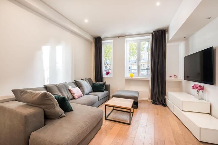 Sala de estar elegantemente projetada com móveis modernos em um apartamento no Building Boulevard Saint-Germain - checkmyguest - 1350748 em 6th arrondissement, Paris