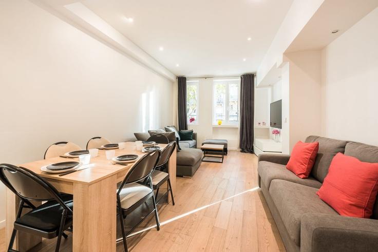 Elegant gestaltetes Wohnzimmer mit moderner Einrichtung in einer Wohnung im Building Boulevard Saint-Germain - checkmyguest - 1350748 in 6th arrondissement, Paris