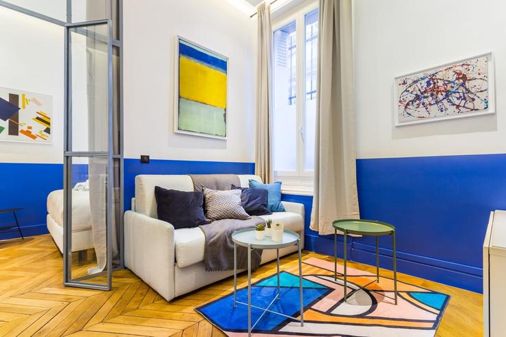 Elegant gestaltetes Wohnzimmer mit moderner Einrichtung in einer Wohnung im Building Avenue Pierre 1er de Serbie - checkmyguest - 1350174 in 16th arrondissement, Paris