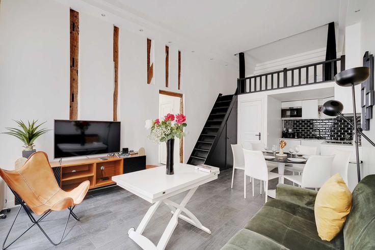 Paris 2nd arrondissementのBuilding Rue de la Lune - checkmyguest - 1350191のアパートメントにある、モダンな家具を備えたエレガントなデザインのリビングルーム