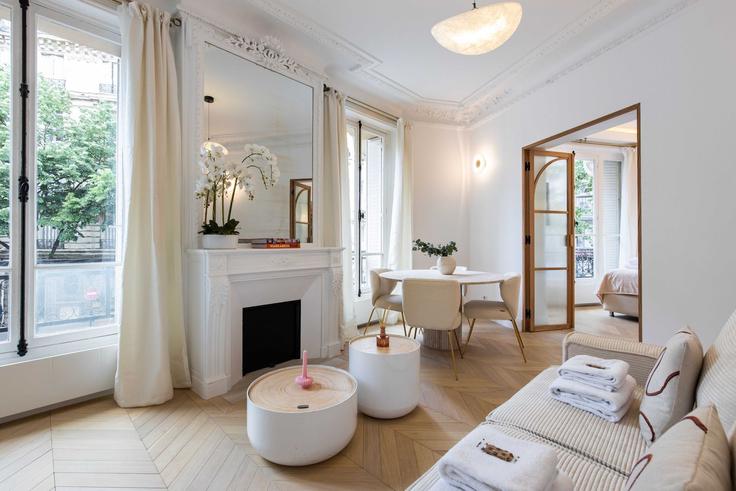 Elegant gestaltetes Wohnzimmer mit moderner Einrichtung in einer Wohnung im Building Avenue Mozart - checkmyguest - 1350766 in 16th arrondissement, Paris Elegant gestaltetes Wohnzimmer mit moderner Einrichtung in einer Wohnung im Building Avenue Mozart - checkmyguest - 1350766 in 16th arrondissement, Paris