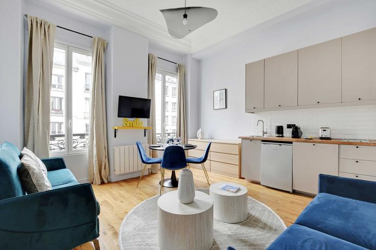Elegant gestaltetes Wohnzimmer mit moderner Einrichtung in einer Wohnung im Building Rue du Faubourg Saint-Antoine - checkmyguest - 1350805 in 12th arrondissement, Paris