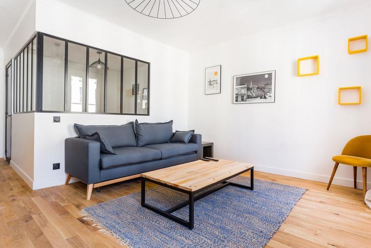 Elegante sala de estar con mobiliario moderno en un apartamento en Building Rue du Faubourg Saint-Antoine - checkmyguest - 1350159 en 12th arrondissement, Paris