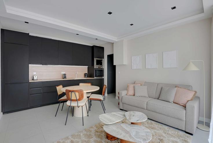 Salle de séjour élégante avec mobilier moderne dans un appartement à Building Rue de Madagascar - checkmyguest - 1350496 à 12th arrondissement, Paris