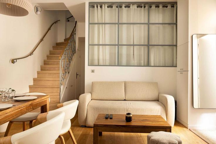 Paris 11th arrondissementのBuilding Boulevard de Charonne - checkmyguest - 1350441のアパートメントにある、モダンな家具を備えたエレガントなデザインのリビングルーム Paris 11th arrondissementのBuilding Boulevard de Charonne - checkmyguest - 1350441のアパートメントにある、モダンな家具を備えたエレガントなデザインのリビングルーム