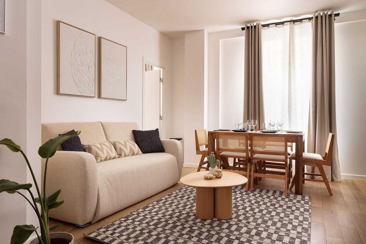 Sala de estar elegantemente projetada com móveis modernos em um apartamento no Building Rue des Feuillantines - checkmyguest - 1350675 em 5th arrondissement, Paris Sala de estar elegantemente projetada com móveis modernos em um apartamento no Building Rue des Feuillantines - checkmyguest - 1350675 em 5th arrondissement, Paris