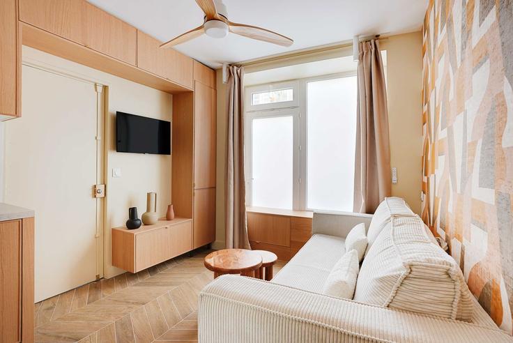 Elegant gestaltetes Wohnzimmer mit moderner Einrichtung in einer Wohnung im Building Rue du Docteur Heulin - checkmyguest - 1348227 in 17th arrondissement, Paris