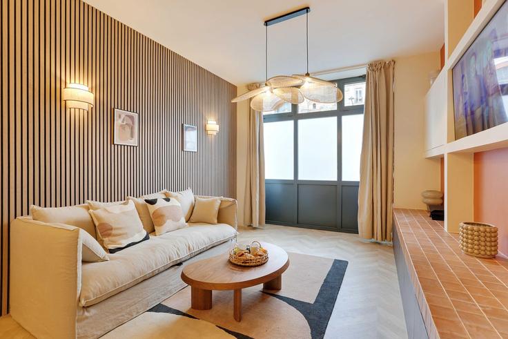 Building Boulevard Ornano - checkmyguest - 1348225 adresindeki bir dairede modern mobilyalarla zarif bir şekilde tasarlanmış oturma odası 18th arrondissement, Paris