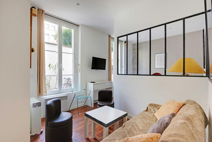 Salle de séjour élégante avec mobilier moderne dans un appartement à Building Rue de Madagascar - checkmyguest - 1348170 à 12th arrondissement, Paris