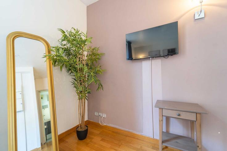 5th arrondissement, Paris에 위치한 Building Rue Buffon - checkmyguest - 1348174 유닛의 세련된 인테리어가 돋보이는 거실 5th arrondissement, Paris에 위치한 Building Rue Buffon - checkmyguest - 1348174 유닛의 세련된 인테리어가 돋보이는 거실