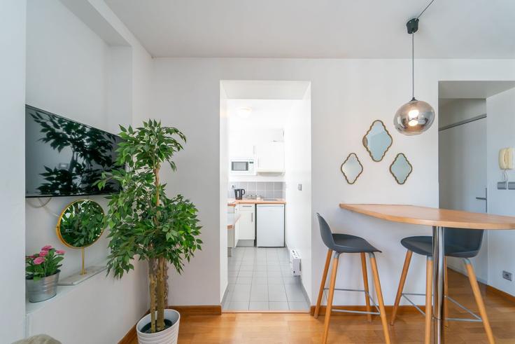 5th arrondissement, Paris에 위치한 Building Rue Buffon - checkmyguest - 1348246 아파트의 세련된 인테리어가 돋보이는 거실 5th arrondissement, Paris에 위치한 Building Rue Buffon - checkmyguest - 1348246 아파트의 세련된 인테리어가 돋보이는 거실