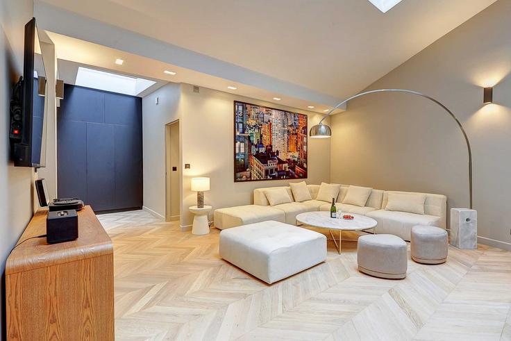 Building Rue Rambuteau - checkmyguest - 1348129 adresindeki bir dairede modern mobilyalarla zarif bir şekilde tasarlanmış oturma odası 3rd arrondissement, Paris Building Rue Rambuteau - checkmyguest - 1348129 adresindeki bir dairede modern mobilyalarla zarif bir şekilde tasarlanmış oturma odası 3rd arrondissement, Paris