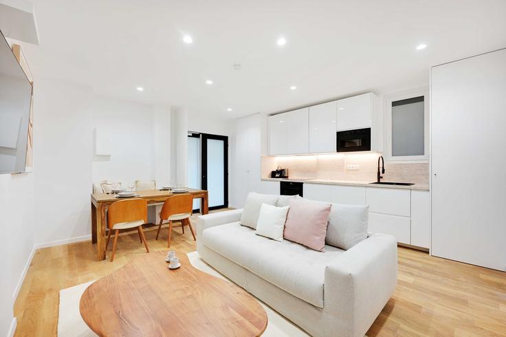 Elegante sala de estar con mobiliario moderno en un apartamento en Building Rue Saint Denis - checkmyguest - 1348186 en 2nd arrondissement, Paris