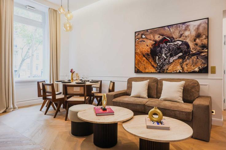 Paris 8th arrondissementのBuilding Avenue de Messine - checkmyguest - 1349093のアパートメントにある、モダンな家具を備えたエレガントなデザインのリビングルーム
