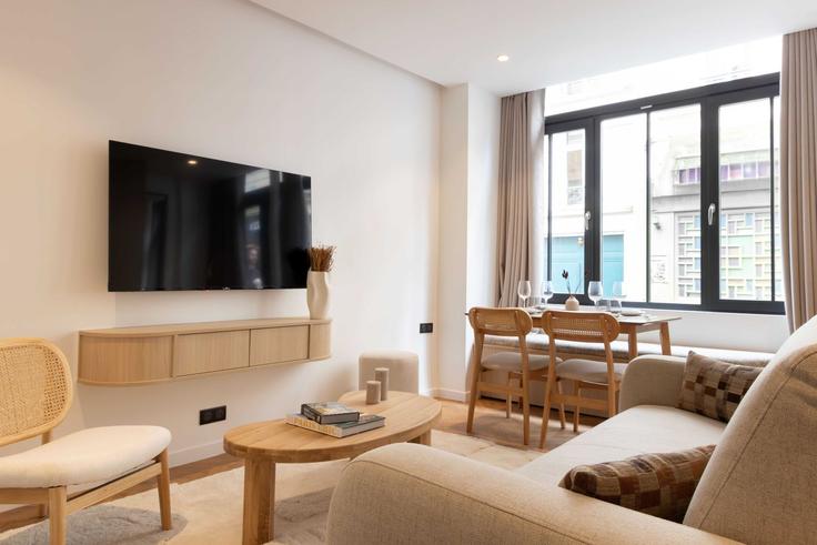 Elegante sala de estar con mobiliario moderno en un apartamento en Building Rue des Lyonnais - checkmyguest - 1349086 en 5th arrondissement, Paris