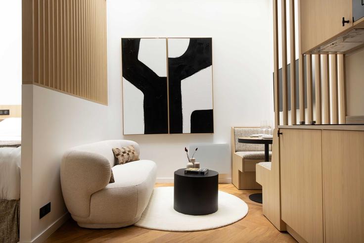 Elegante sala de estar con mobiliario moderno en un apartamento en Building Rue des Lyonnais - checkmyguest - 1349136 en 5th arrondissement, Paris