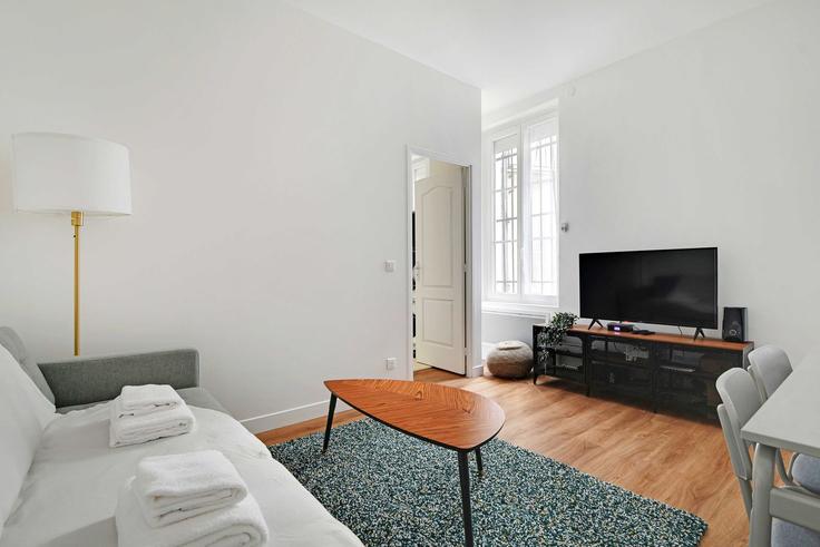 Salle de séjour élégante avec mobilier moderne dans un appartement à Building Rue Championnet - checkmyguest - 1349200 à 18th arrondissement, Paris Salle de séjour élégante avec mobilier moderne dans un appartement à Building Rue Championnet - checkmyguest - 1349200 à 18th arrondissement, Paris