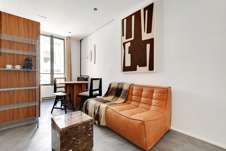 Paris 9th arrondissementのBuilding Rue Chaptal - checkmyguest - 1348839のアパートメントにある、モダンな家具を備えたエレガントなデザインのリビングルーム