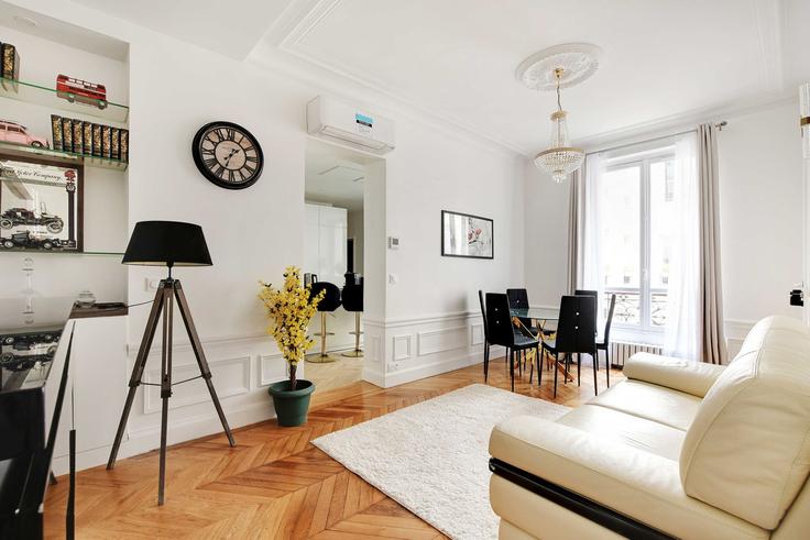 Sala de estar elegantemente projetada com móveis modernos em um apartamento no Building Avenue Kléber - checkmyguest - 1349085 em 16th arrondissement, Paris