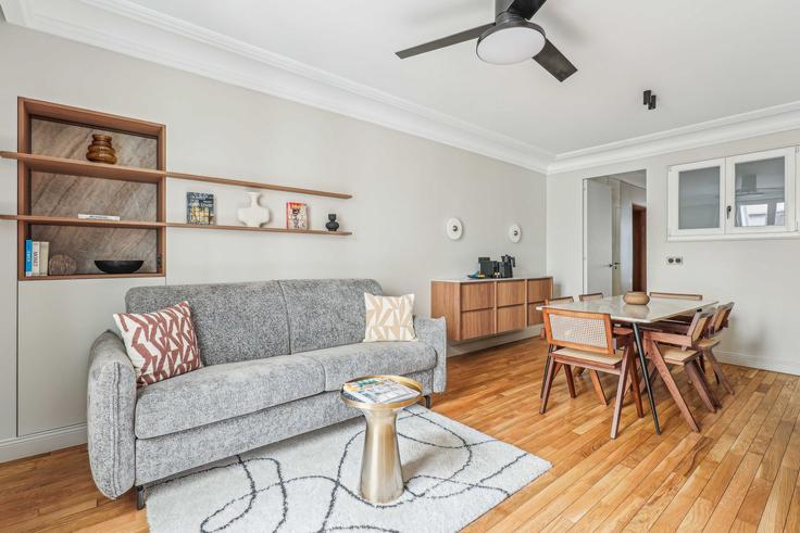 Elegante sala de estar con mobiliario moderno en un apartamento en Building Rue Jean Mermoz - checkmyguest - 1349386 en 8th arrondissement, Paris