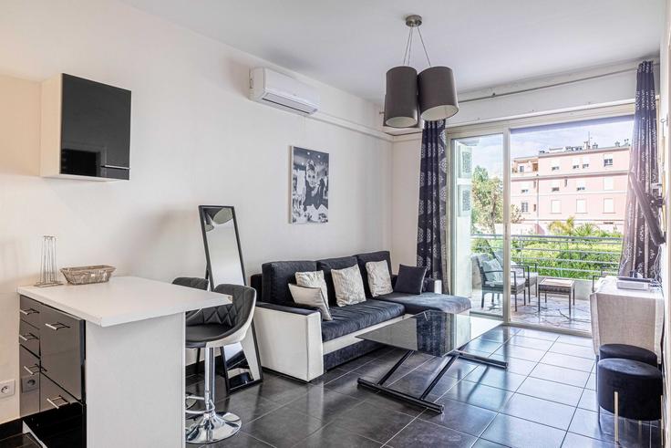 Sala de estar elegantemente projetada com móveis modernos em um apartamento no Building Rue Jean Cresp - checkmyguest - 1349075 em Cannes, Cannes