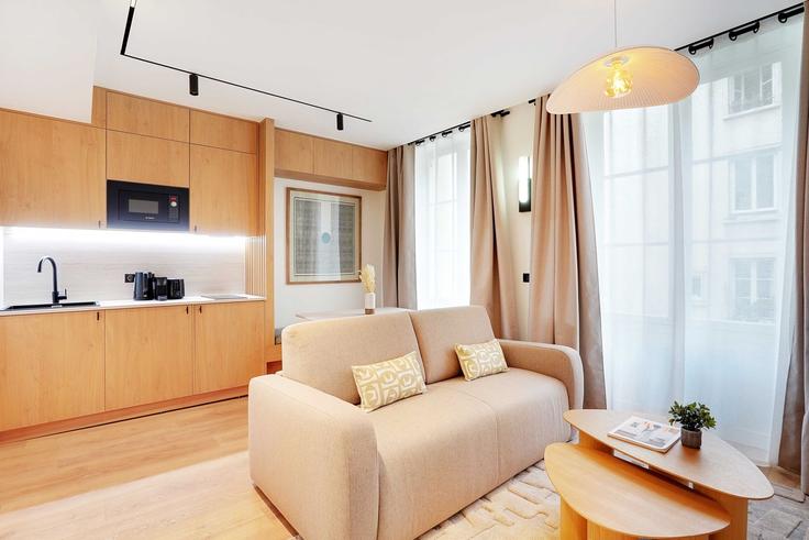 Elegant gestaltetes Wohnzimmer mit moderner Einrichtung in einer Wohnung im Building Rue Saint-Martin - checkmyguest - 1349104 in 3rd arrondissement, Paris