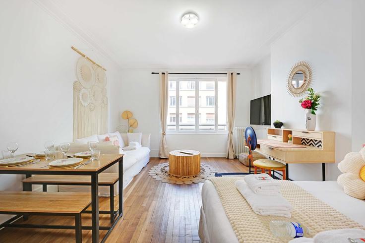 Sala de estar elegantemente projetada com móveis modernos em um apartamento no Building Rue Duret - checkmyguest - 1349033 em 16th arrondissement, Paris