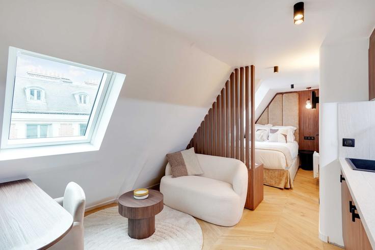 Paris 8th arrondissementのBuilding Rue de Stockholm - checkmyguest - 1349088のアパートメントにある、モダンな家具を備えたエレガントなデザインのリビングルーム Paris 8th arrondissementのBuilding Rue de Stockholm - checkmyguest - 1349088のアパートメントにある、モダンな家具を備えたエレガントなデザインのリビングルーム
