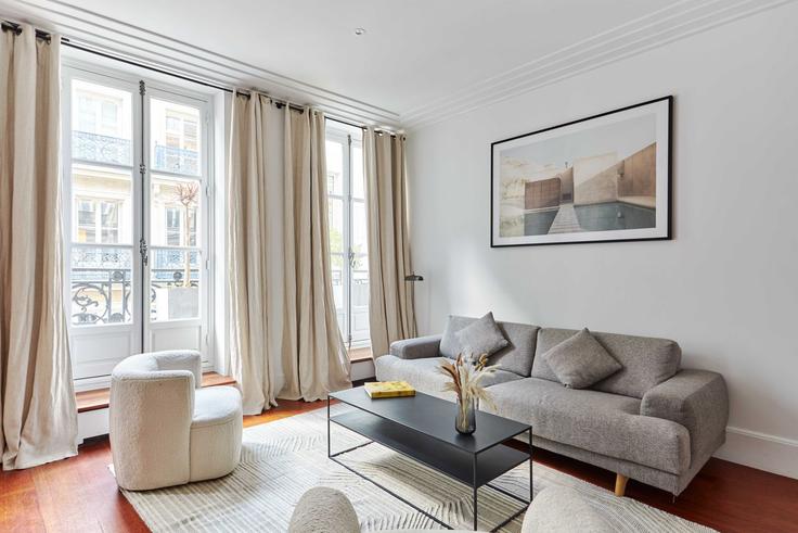 Paris 2nd arrondissementのBuilding Rue de la Banque - checkmyguest - 1348863のアパートメントにある、モダンな家具を備えたエレガントなデザインのリビングルーム