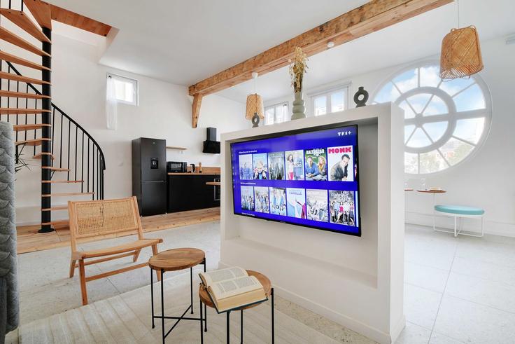 Salle de séjour élégante avec mobilier moderne dans un appartement à Building Rue Pasteur - checkmyguest - 1349056 à Saint-Ouen-sur-Seine, Saint-Ouen-sur-Seine