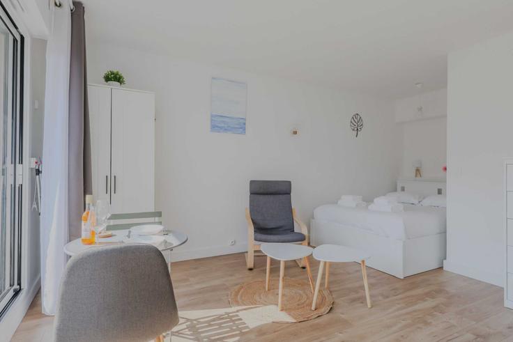 Building Rue Cardinet - checkmyguest - 1052874 adresindeki bir dairede modern mobilyalarla zarif bir şekilde tasarlanmış oturma odası 17th arrondissement, Paris Building Rue Cardinet - checkmyguest - 1052874 adresindeki bir dairede modern mobilyalarla zarif bir şekilde tasarlanmış oturma odası 17th arrondissement, Paris