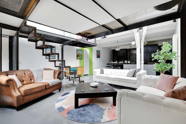 Salle de séjour élégante avec mobilier moderne dans un appartement à Building Rue du Moulin Joly - checkmyguest - 1349037 à 11th arrondissement, Paris