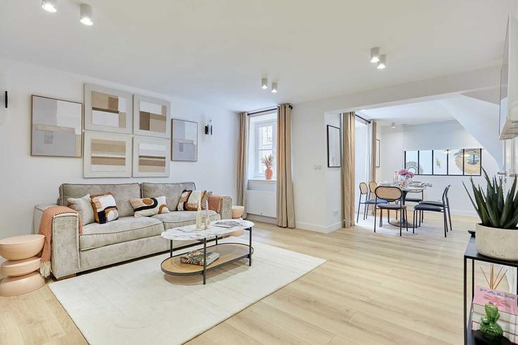 Elegante sala de estar con mobiliario moderno en un apartamento en Building Rue d'Aboukir - checkmyguest - 1348949 en 2nd arrondissement, Paris