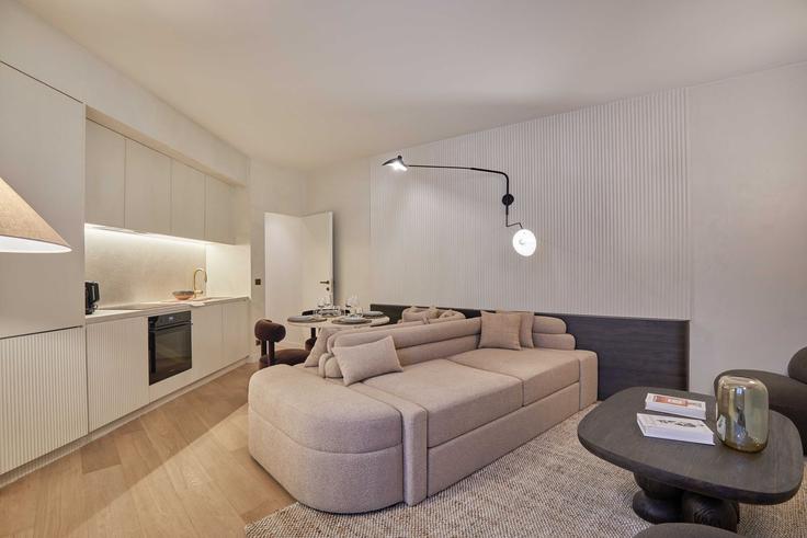 Salle de séjour élégante avec mobilier moderne dans un appartement à Building Rue du Bouloi - checkmyguest - 1349068 à 1st arrondissement, Paris