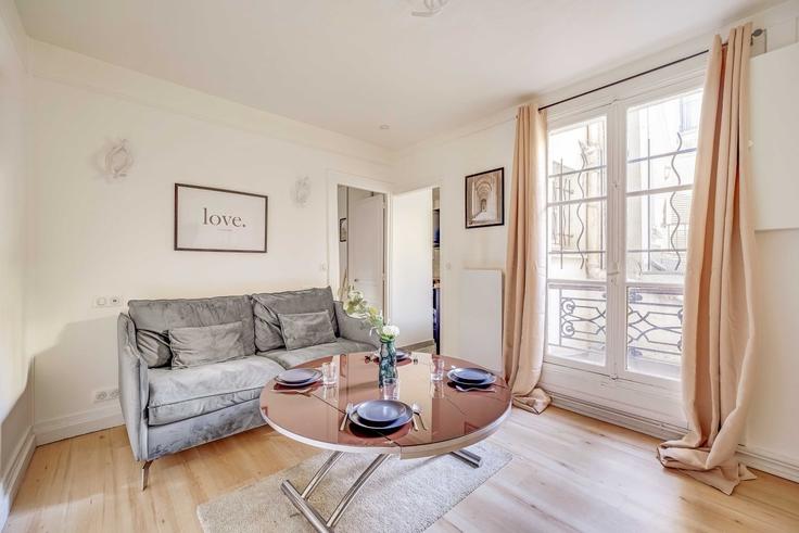 Elegante sala de estar con mobiliario moderno en un apartamento en Building Cour de la Ferme Saint-Lazare - checkmyguest - 1348989 en 10th arrondissement, Paris