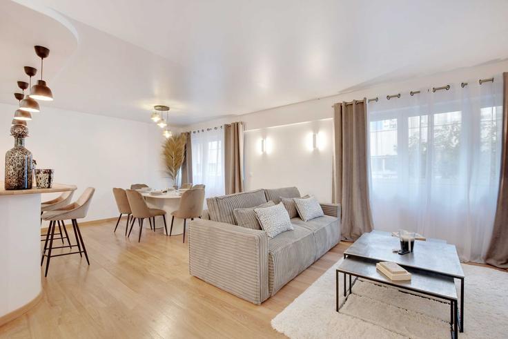 Elegante sala de estar con mobiliario moderno en un apartamento en Building Rue Saint-Dominique - checkmyguest - 1348897 en 7th arrondissement, Paris