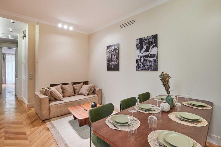 Paris 8th arrondissementのBuilding Rue de Florence - checkmyguest - 1349165のアパートメントにある、モダンな家具を備えたエレガントなデザインのリビングルーム