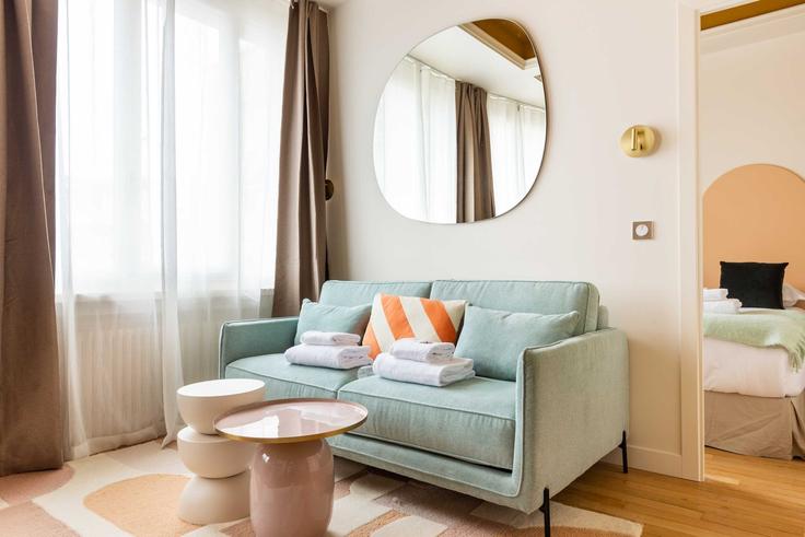 Salle de séjour élégante avec mobilier moderne dans un appartement à Building Rue des Reculettes - checkmyguest - 1349040 à 13th arrondissement, Paris