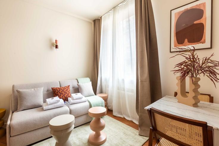 Salle de séjour élégante avec mobilier moderne dans un appartement à Building Rue des Reculettes - checkmyguest - 1349026 à 13th arrondissement, Paris