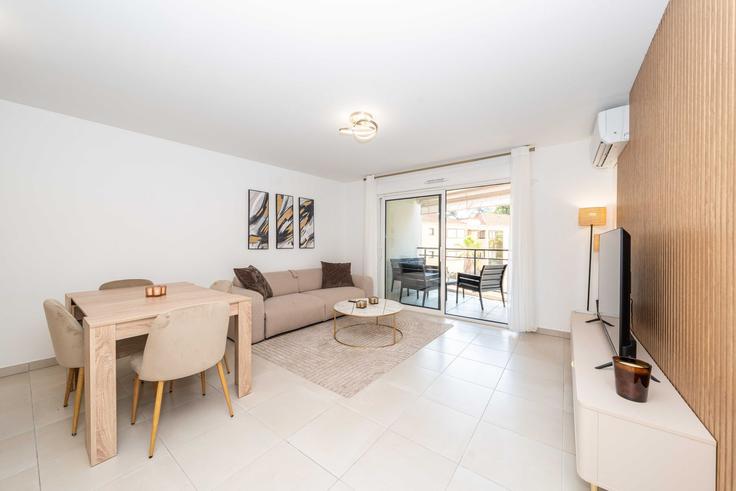 Sala de estar elegantemente projetada com móveis modernos em um apartamento no Building Rue Louis Nouveau - checkmyguest - 1349245 em Cannes, Cannes Sala de estar elegantemente projetada com móveis modernos em um apartamento no Building Rue Louis Nouveau - checkmyguest - 1349245 em Cannes, Cannes