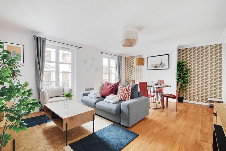 Elegant gestaltetes Wohnzimmer mit moderner Einrichtung in einer Wohnung im Building Rue Lord Byron - checkmyguest - 1349393 in 8th arrondissement, Paris