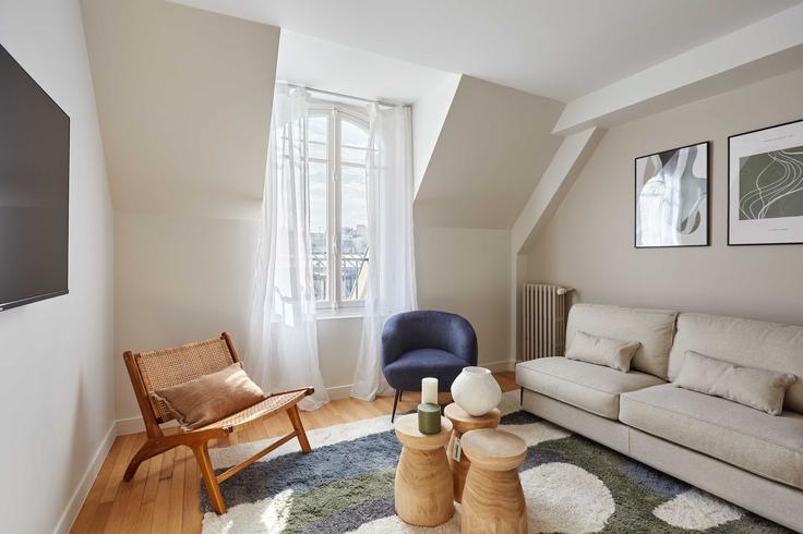 Elegant gestaltetes Wohnzimmer mit moderner Einrichtung in einer Wohnung im Building Rue de la Pompe - checkmyguest - 1349188 in 16th arrondissement, Paris Elegant gestaltetes Wohnzimmer mit moderner Einrichtung in einer Wohnung im Building Rue de la Pompe - checkmyguest - 1349188 in 16th arrondissement, Paris
