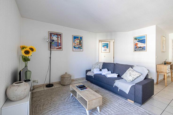 Cannes, Cannes에 위치한 Building Boulevard de la République - checkmyguest - 1348885 유닛의 세련된 인테리어가 돋보이는 거실 Cannes, Cannes에 위치한 Building Boulevard de la République - checkmyguest - 1348885 유닛의 세련된 인테리어가 돋보이는 거실