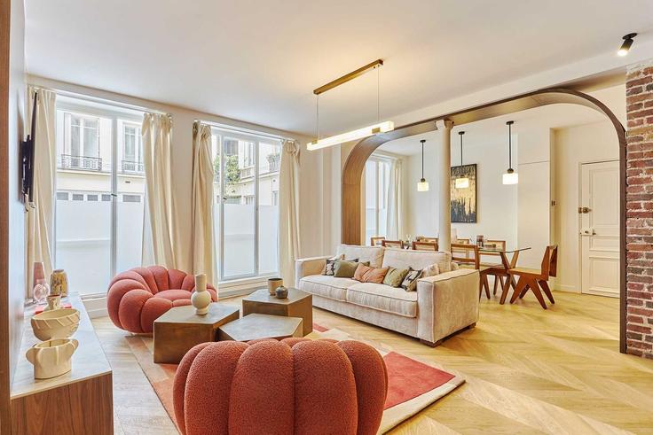 Elegante sala de estar con mobiliario moderno en un apartamento en Building Rue Réaumur - checkmyguest - 1348667 en 2nd arrondissement, Paris