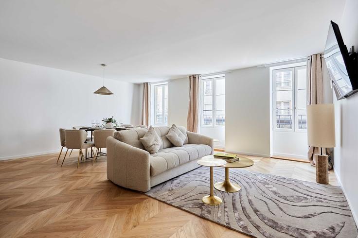 Sala de estar elegantemente projetada com móveis modernos em um apartamento no Building Rue Vignon - checkmyguest - 1349541 em 9th arrondissement, Paris