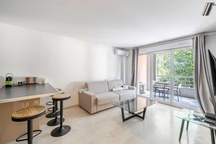 Sala de estar elegantemente projetada com móveis modernos em um apartamento no Building Boulevard Montfleury - checkmyguest - 1349323 em Cannes, Cannes