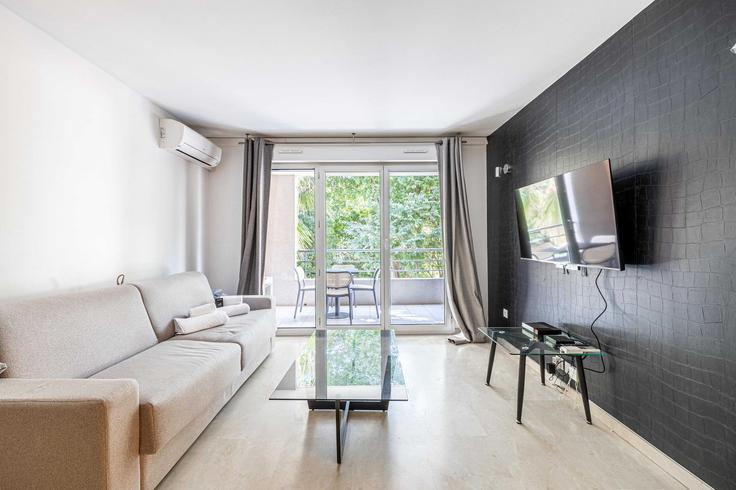 Salle de séjour élégante avec mobilier moderne dans un appartement à Building Boulevard Montfleury - checkmyguest - 1349323 à Cannes, Cannes