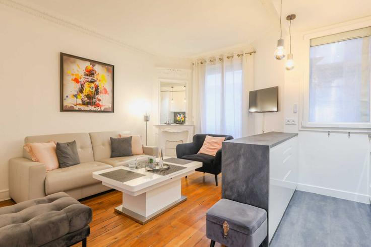 Elegante sala de estar con mobiliario moderno en un apartamento en Building Rue Fourcade - checkmyguest - 1052889 - PAR en 15th arrondissement, Paris Elegante sala de estar con mobiliario moderno en un apartamento en Building Rue Fourcade - checkmyguest - 1052889 - PAR en 15th arrondissement, Paris